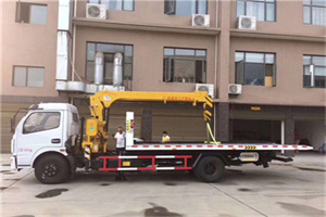 左贡附近汽车轮胎更换